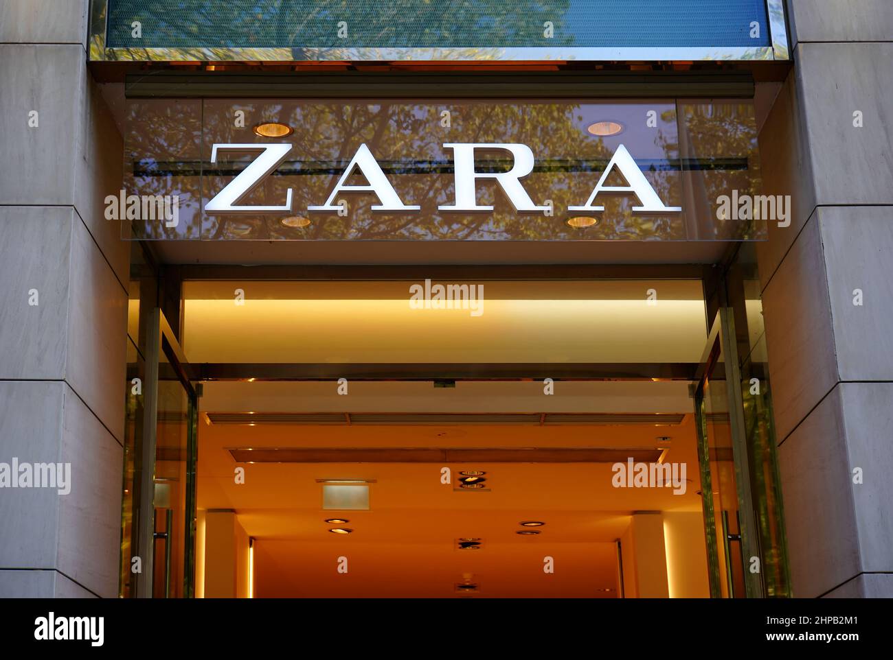 Front view of a Zara fashion store on Königsallee in Düsseldorf/Germany ...