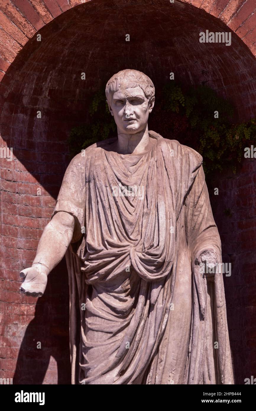 Vertical shot of a statue of Tiberius Sempronius Gracchus Stock Photo - Alamy