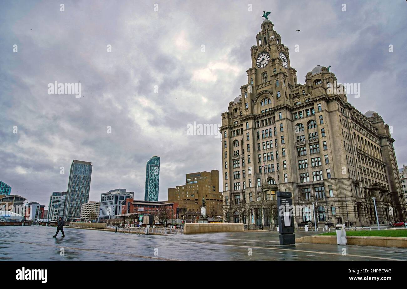 People brave the wet weather at Pier Head, Liverpool. More wet and windy weather is set to sweep the UK on Sunday as Storm Franklin is set to strike the UK just days after Storm Eunice destroyed buildings and left 1.4 million homes without power. Picture date: Sunday February 20, 2022. Stock Photo