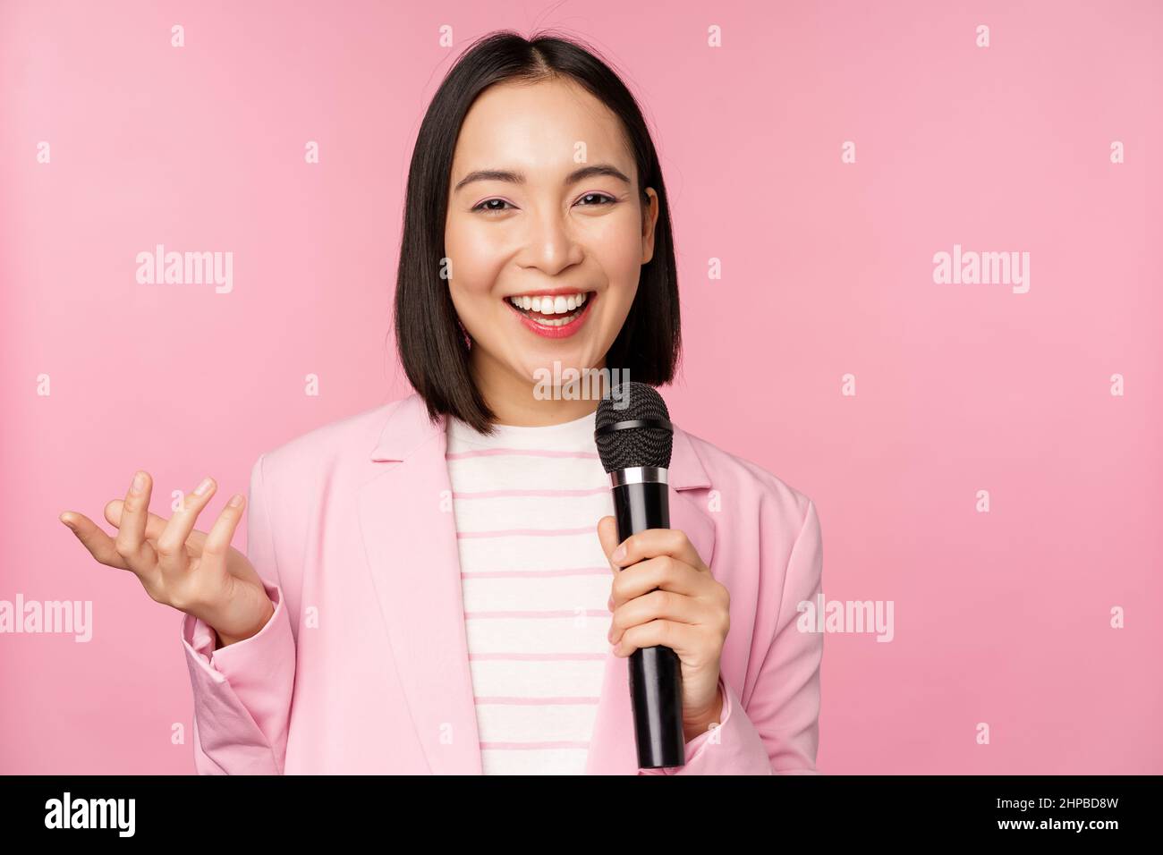 Image of enthusiastic asian businesswoman giving speech, talking with
