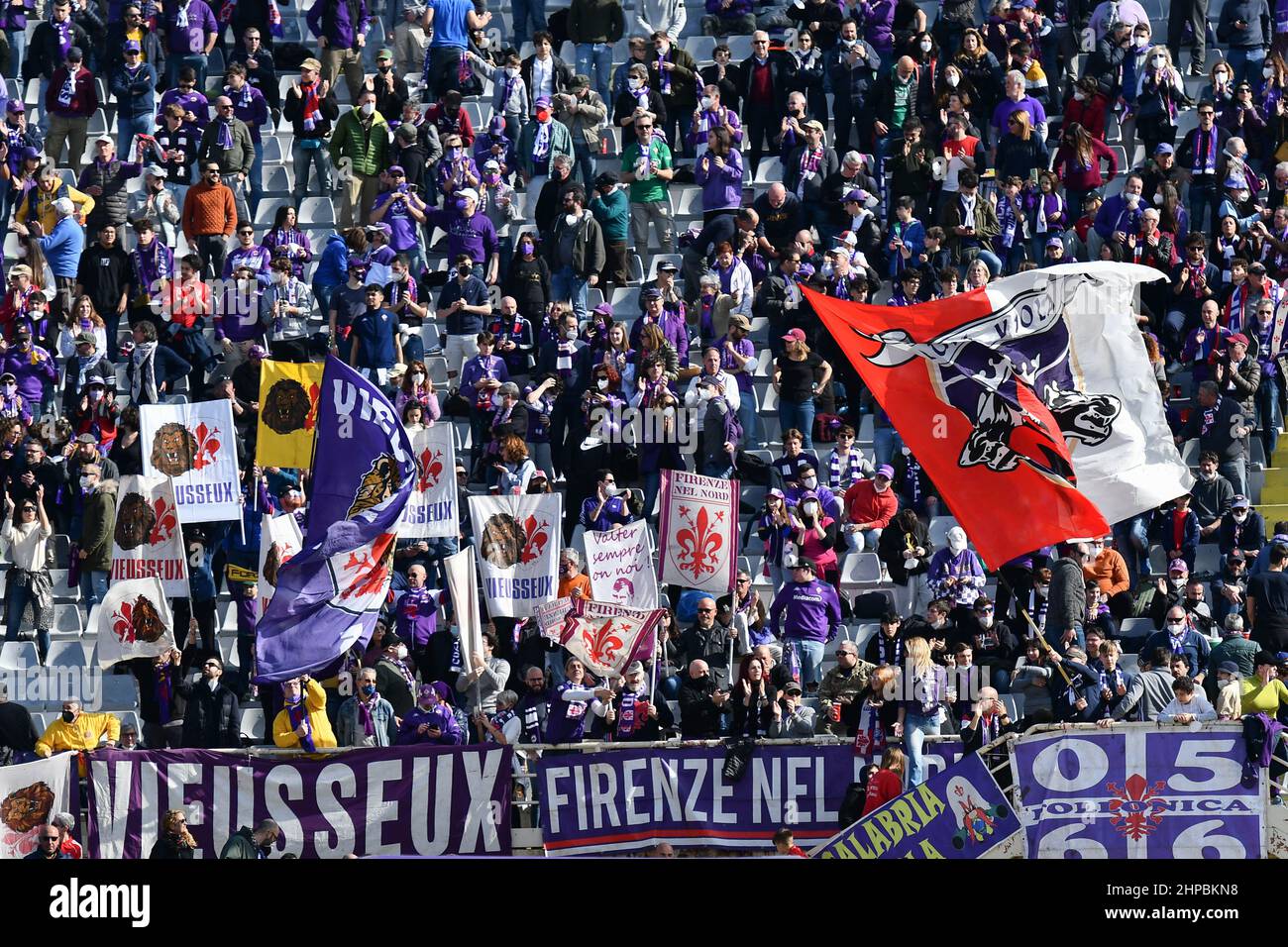 Florence, Italy. 20th Feb, 2022. Fans of Fiorentina during ACF Fiorentina vs Atalanta BC, italian soccer Serie A match in Florence, Italy, February 20 2022 Credit: Independent Photo Agency/Alamy Live News Stock Photo