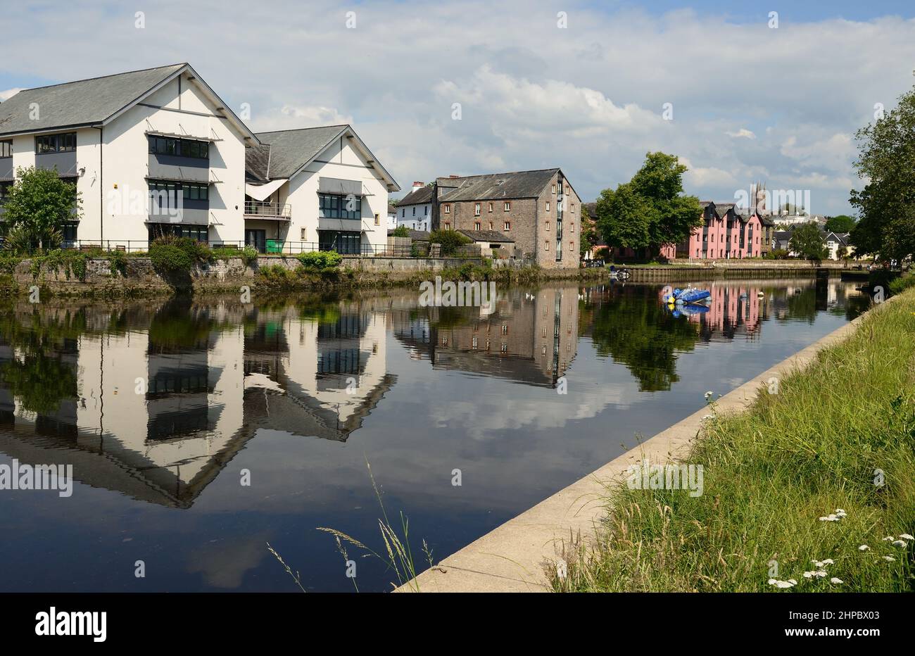 Riverside houses properties housing hires stock photography and images