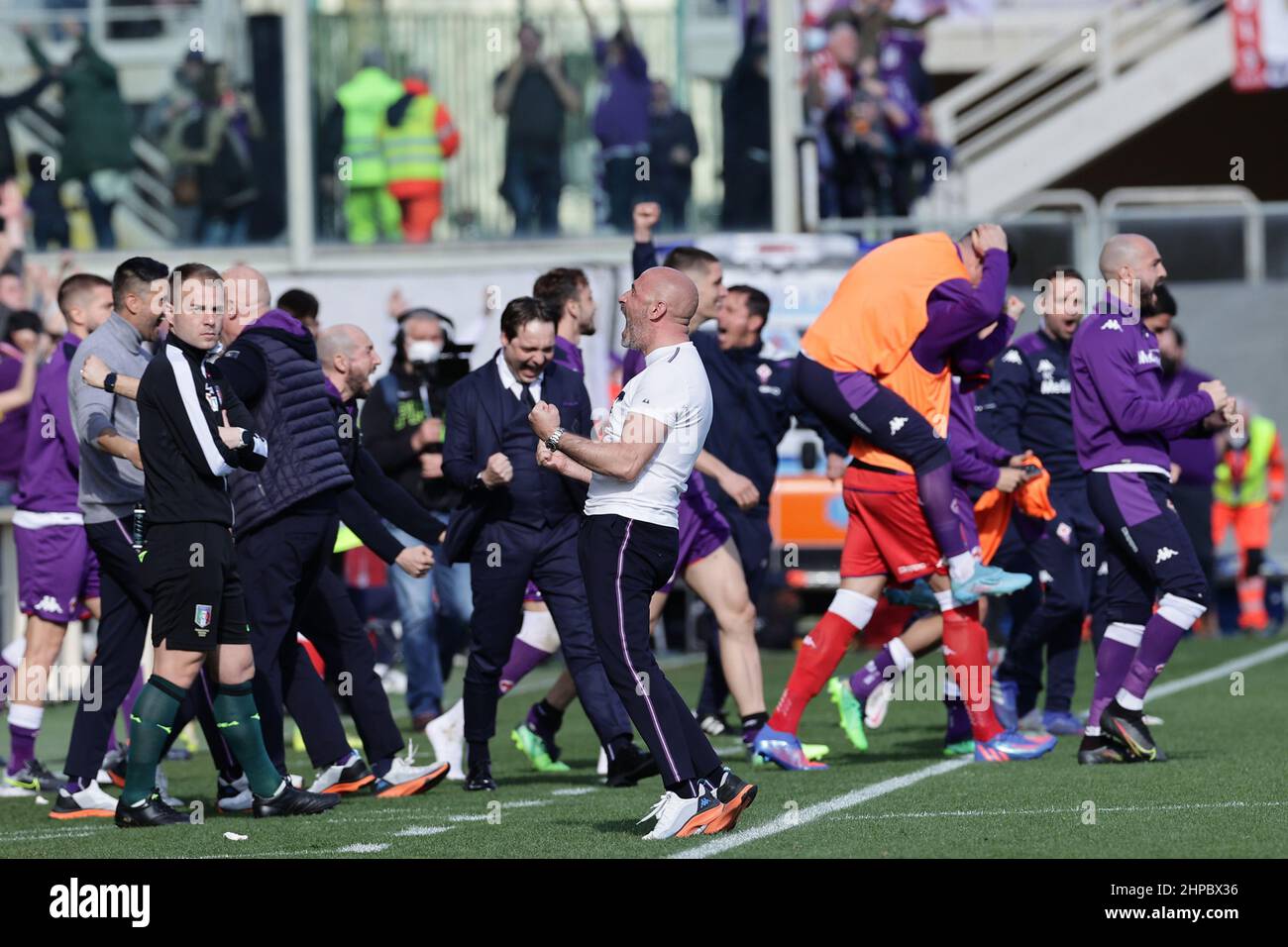 Vincenzo Italiano coach of ACF Fiorentina looks on during the Serie A 2021/ 2022 football match between ACF Fiorentina and Venezia FC at Artemio Franch  Stock Photo - Alamy