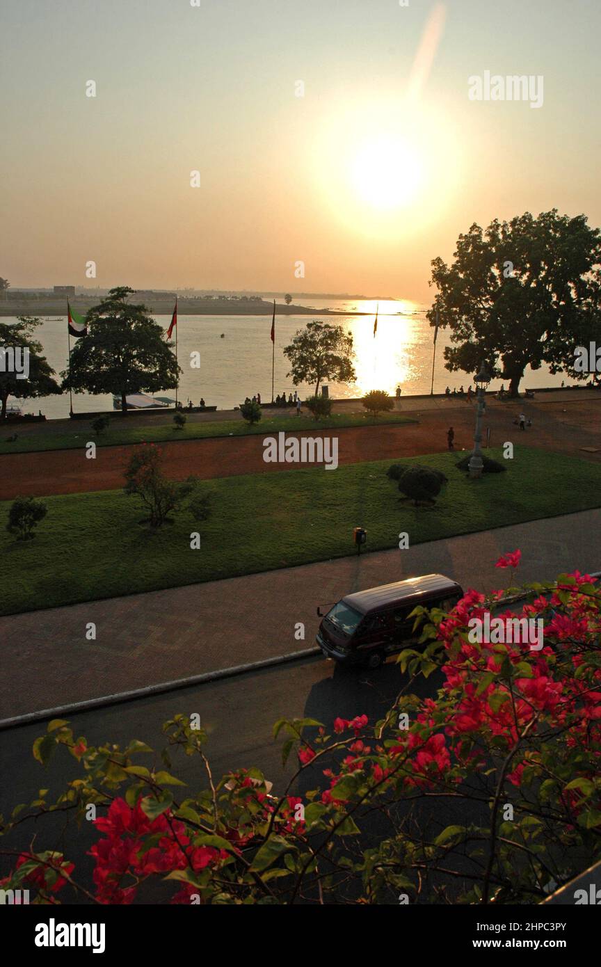 Tonle Sap river and Mekong river confluence, Preah Sisowath Quay, Phnom Penh, kingdom of Cambodia, Southeast Asia Stock Photo