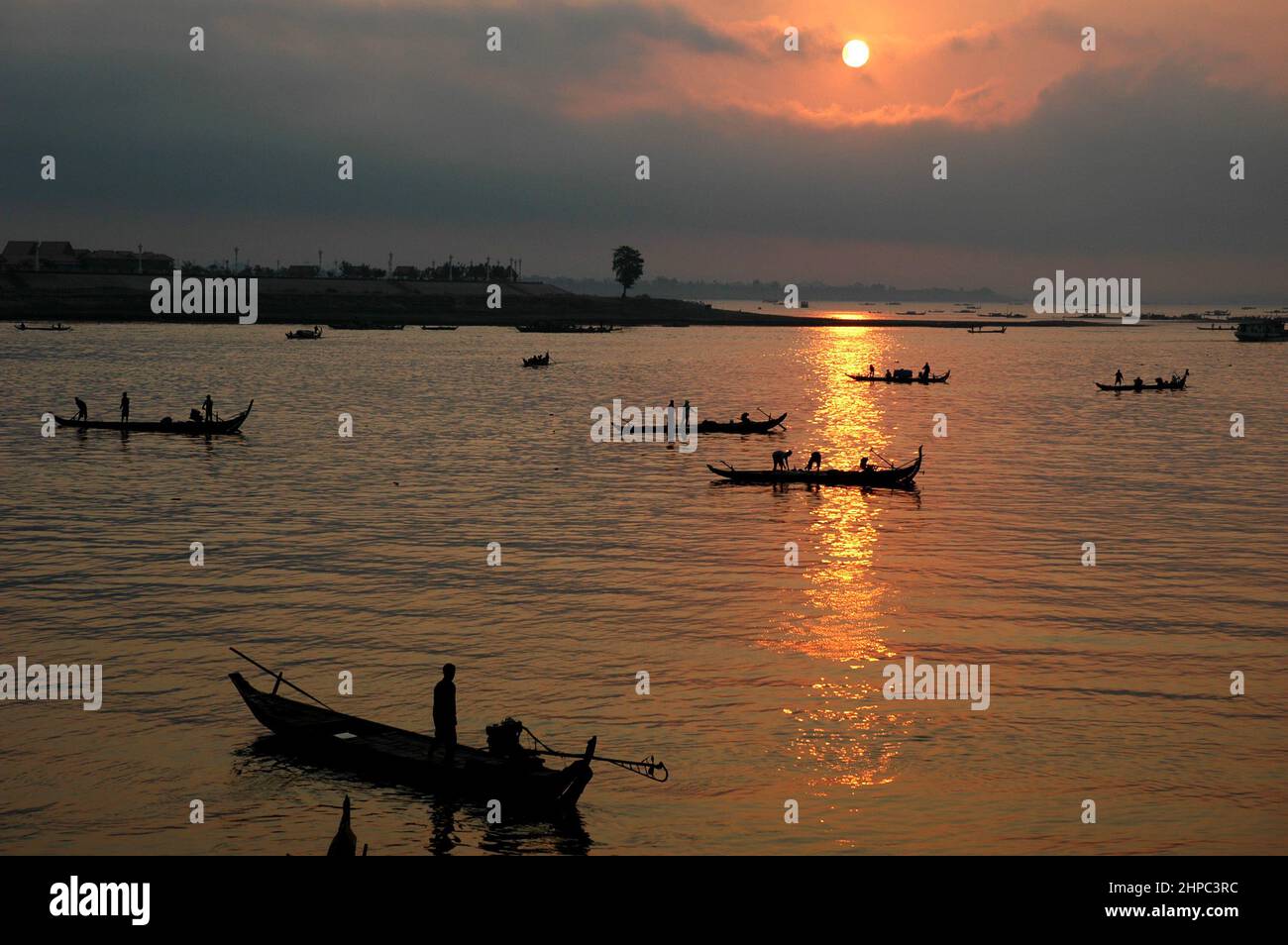 Tonle Sap river and Mekong river confluence, Preah Sisowath Quay, Phnom Penh, kingdom of Cambodia, Southeast Asia Stock Photo