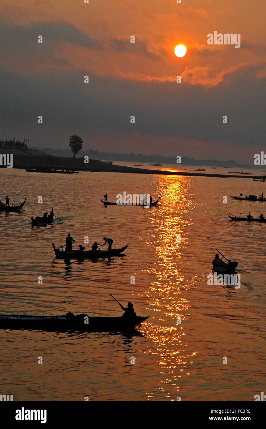 Tonle Sap river and Mekong river confluence, Preah Sisowath Quay, Phnom Penh, kingdom of Cambodia, Southeast Asia Stock Photo