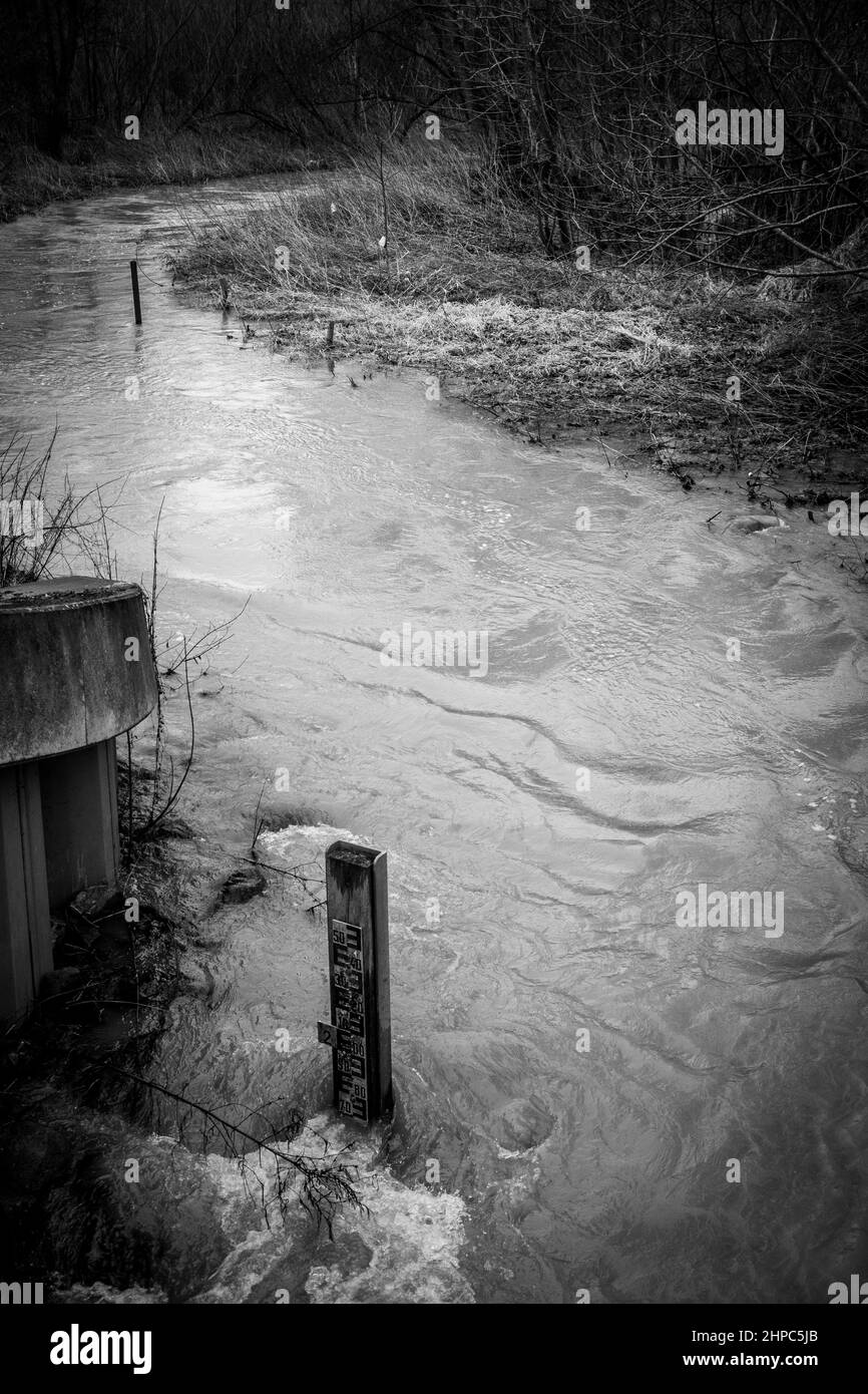 the water level can be read from a water level gauge placed in the