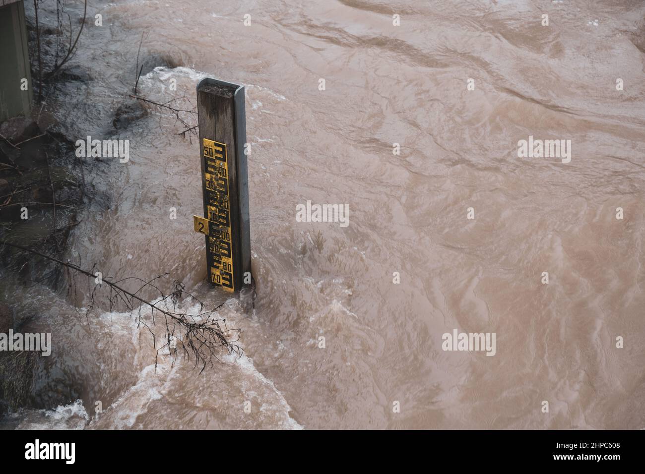 the water level can be read from a water level gauge placed in the