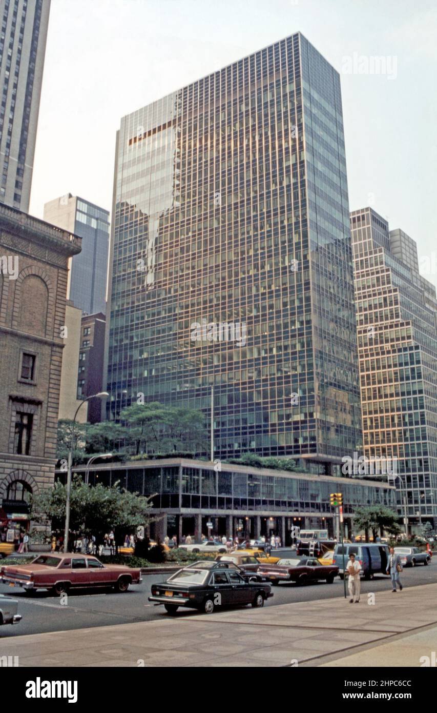 A 1980 view looking down Park Avenue near East 53rd Street, New York City, USA. Centre is Lever House (or The Lever Building), a glass-box skyscraper. The building was designed in the International Style by Gordon Bunshaft and Natalie de Blois of Skidmore, Owings & Merrill (SOM) as the headquarters of soap company Lever Brothers (Unilever). Unilever moved most of its offices out of Lever House in 1997 and the office building now has multiple tenants – a vintage 1980s photograph. Stock Photo