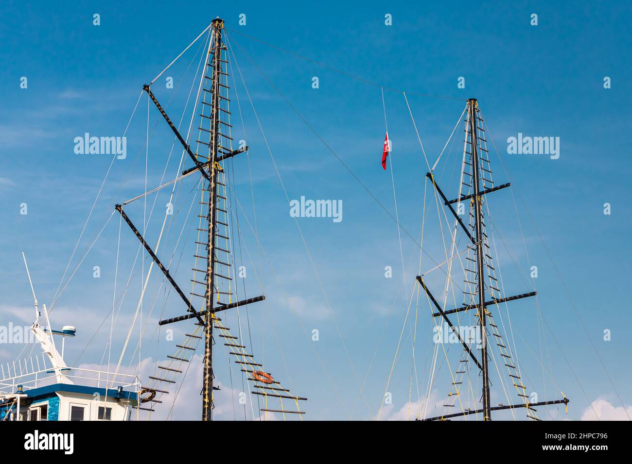 ship masts against a cloudy sky. yachts in the marina - sailing Stock ...