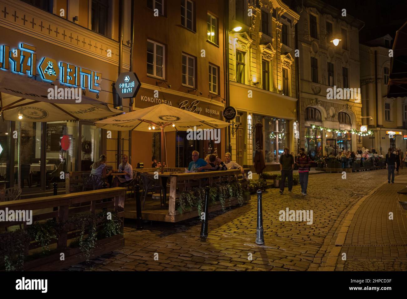 Straßenlokale in Rigas Altstadt, Street bars in Riga's Old Town Stock Photo