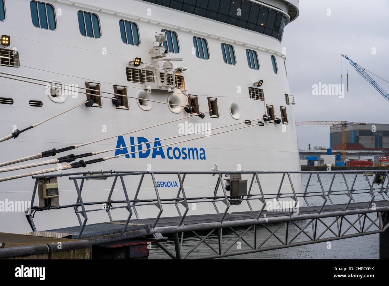 Die Heckpartie des Kreuzfahrtschiffes AIDAcosma am Ostseekai an einem Regnerischen Januartag Stock Photo