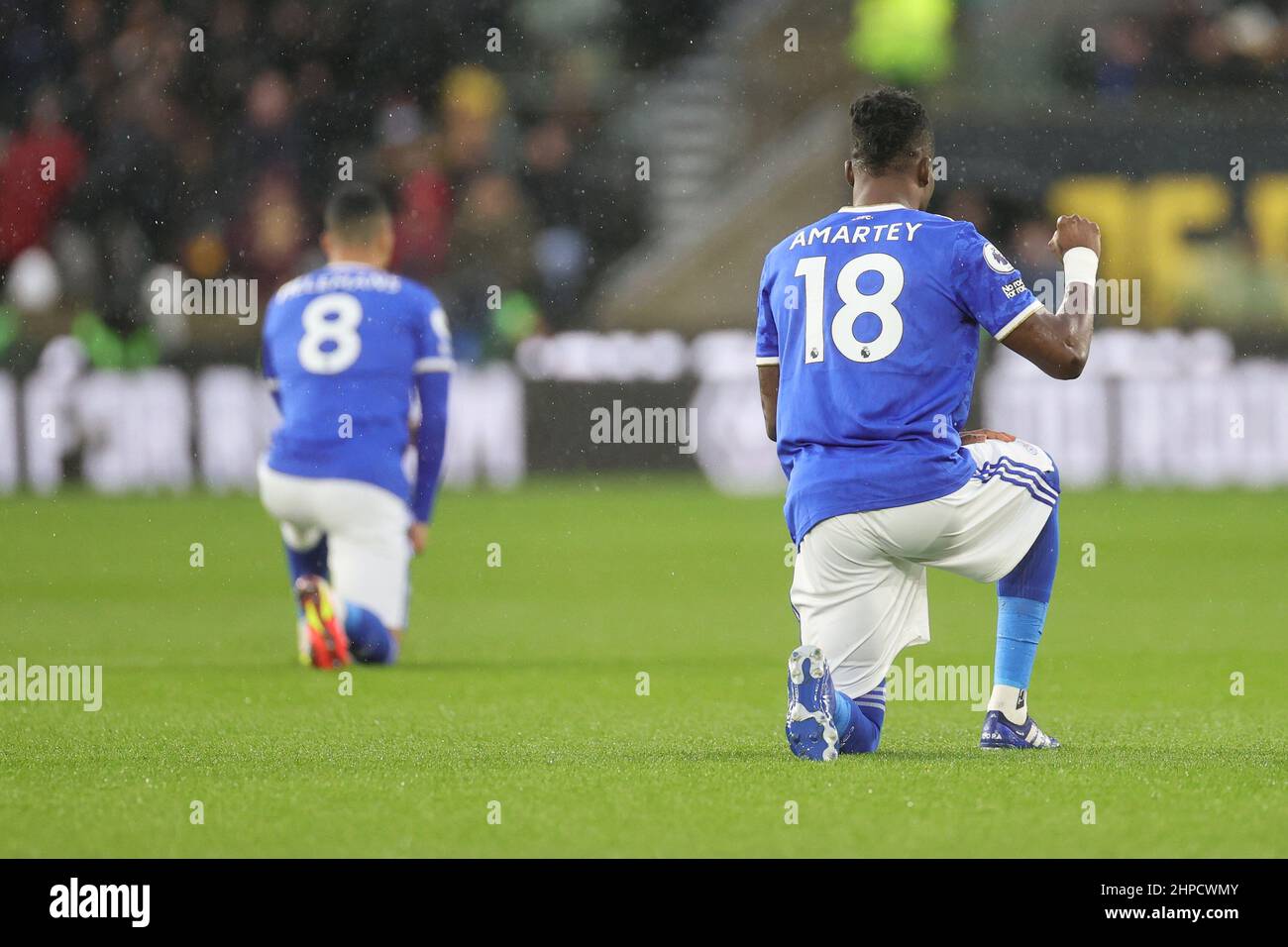 WOLVERHAMPTON, UK. FEB 19TH. Players take the knee ahead of the Premier League match between Wolverhampton Wanderers and Leicester City at Molineux, Wolverhampton on Sunday 20th February 2022. (Credit: James Holyoak | MI News ) Credit: MI News & Sport /Alamy Live News Stock Photo