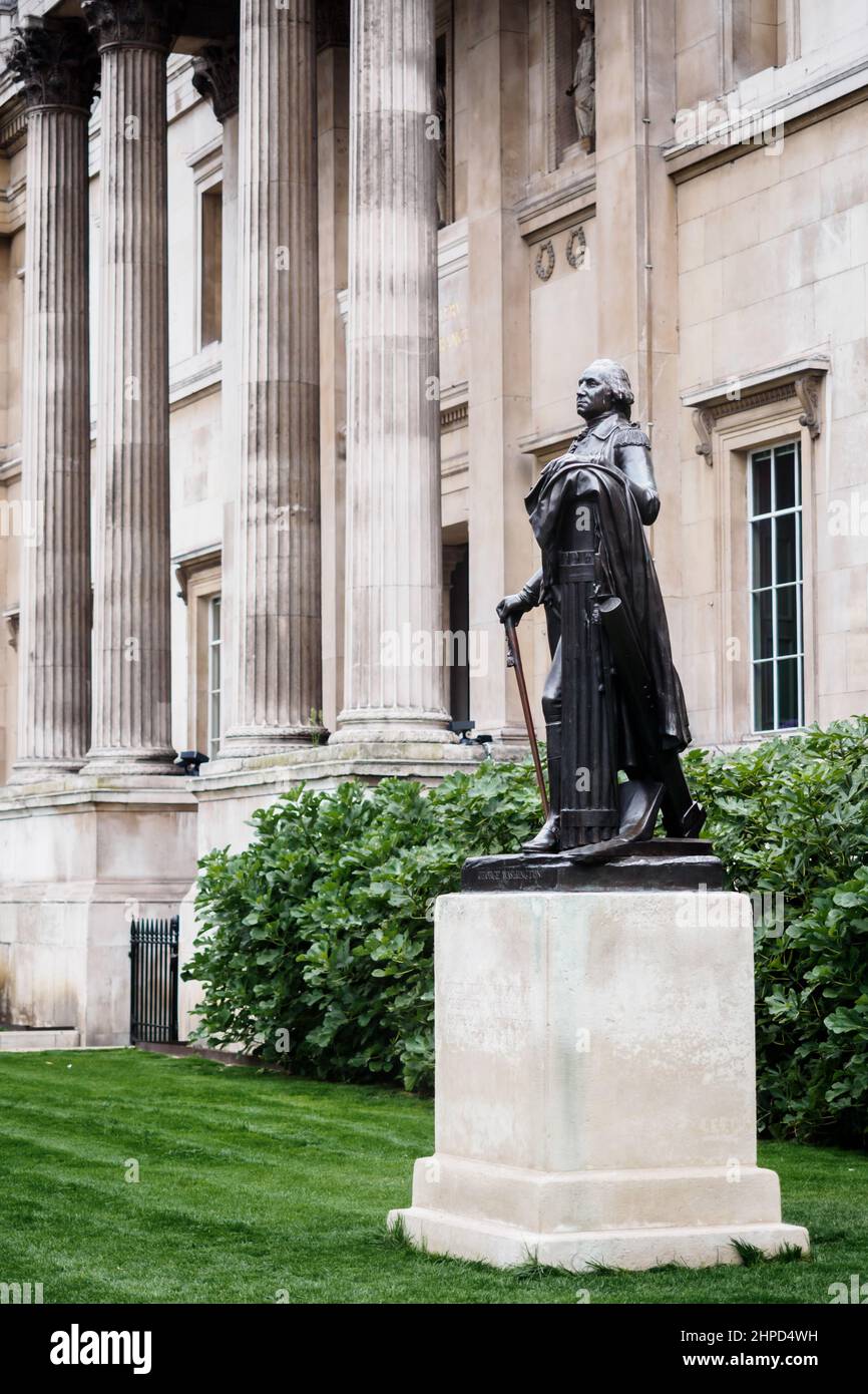 The statue of George Washington in front of the National Gallery in London Stock Photo