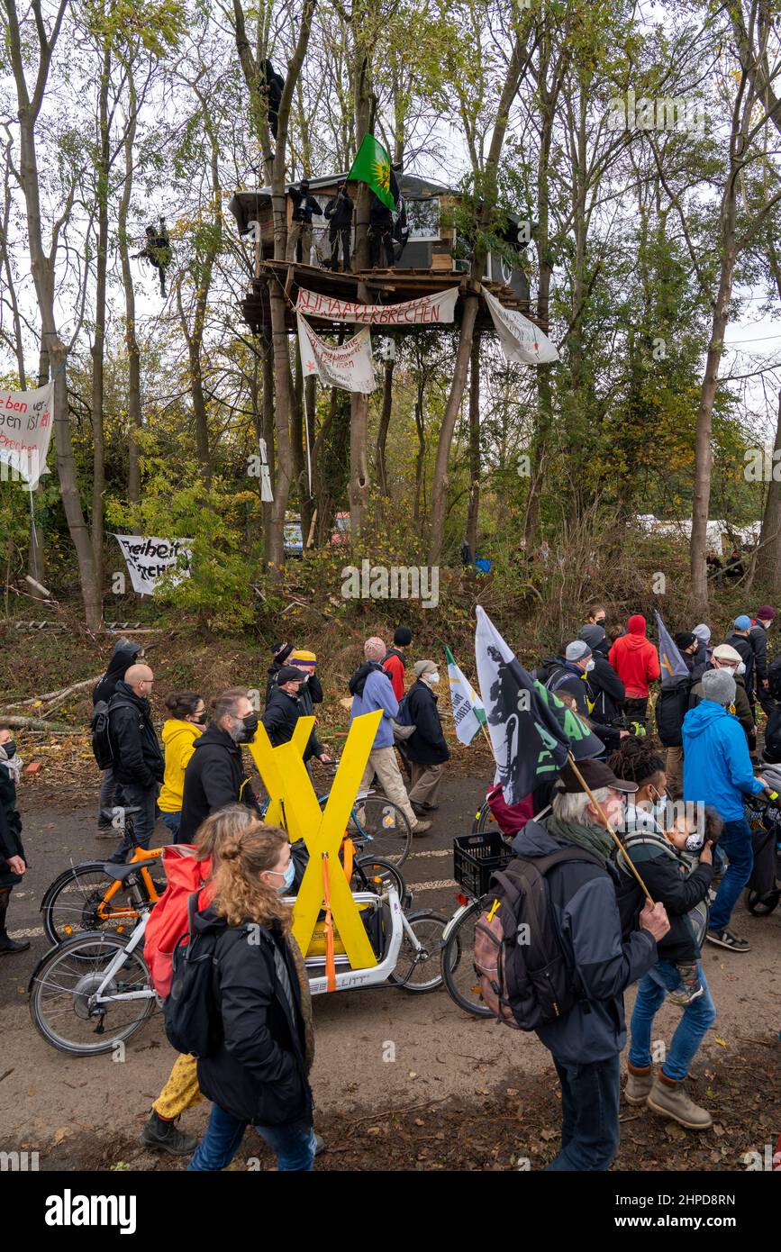 Tree houses with Antifa activists, protesting against the demolition of the village of Lützerath in the Rhenish lignite mining area, which is to make Stock Photo