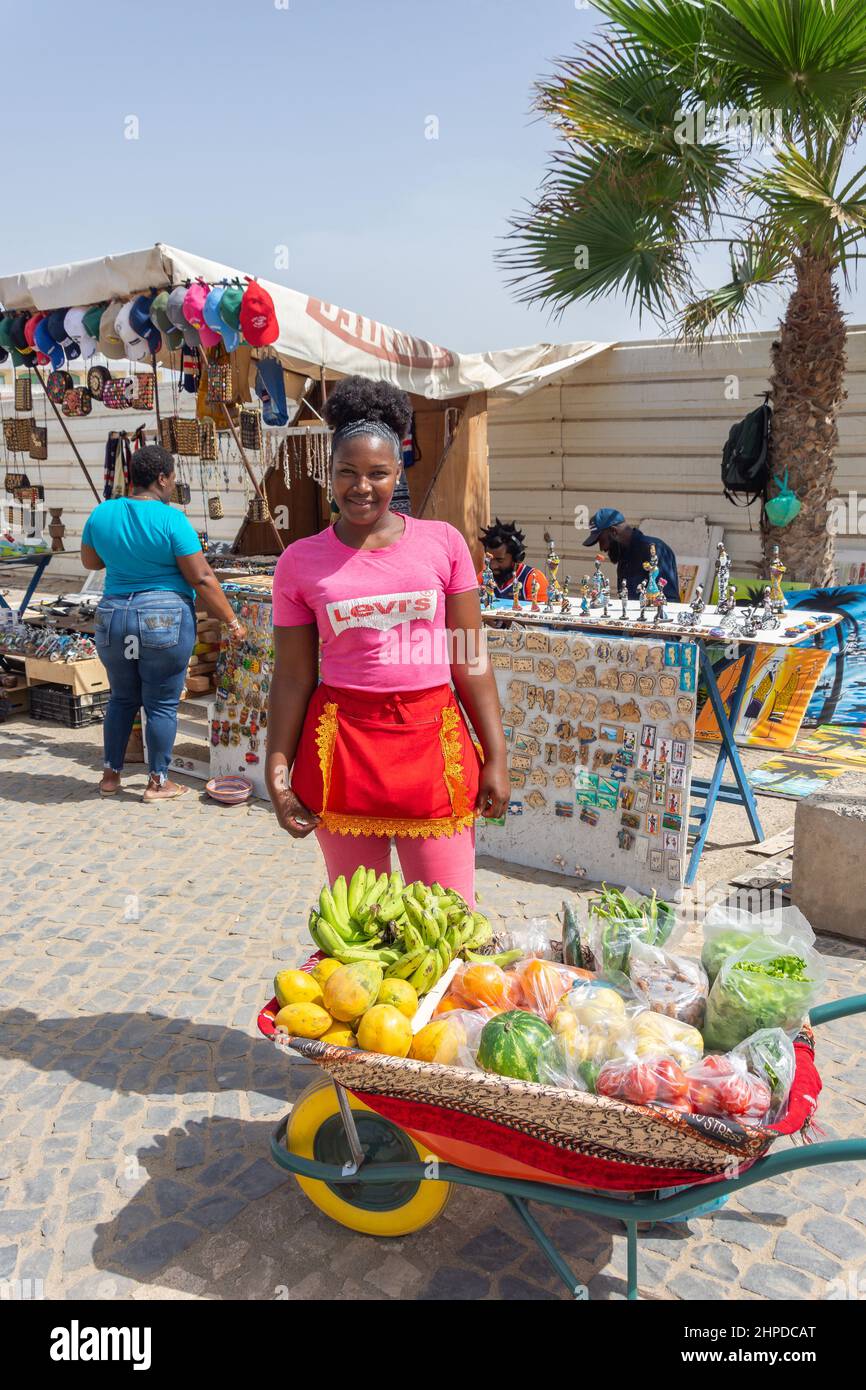 Local woman fruit seller on seafront street, Rua Kuamen'Kruma, Santa Maria, Sal, República de Cabo (Cape Verde) Stock Photo