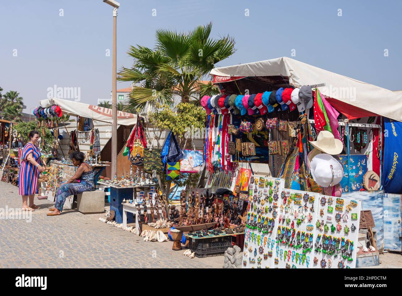 Souvenir craft stalls on seafront street, Rua Kuamen'Kruma, Santa Maria, Sal, República de Cabo (Cape Verde) Stock Photo