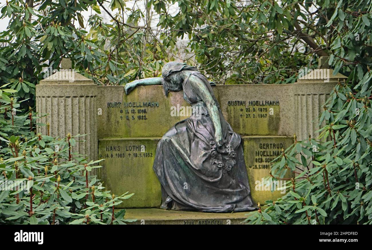 Cemetery, Graveyard, Churchyard in Germany: Grab mit lebensgroßer Statue, Körperhaltung der Trauer Stock Photo
