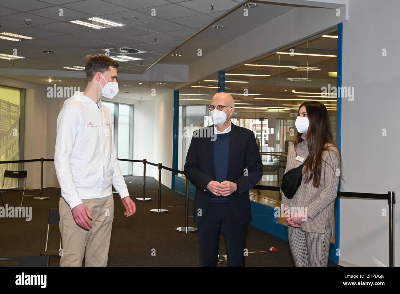 Hamburgs Bürgermeister Dr. Peter Tschentscher besucht Impfzentrum Harburg in den Harburg Arcaden. Mitarbeiter führten den studierten Mediziner durch d Stock Photo