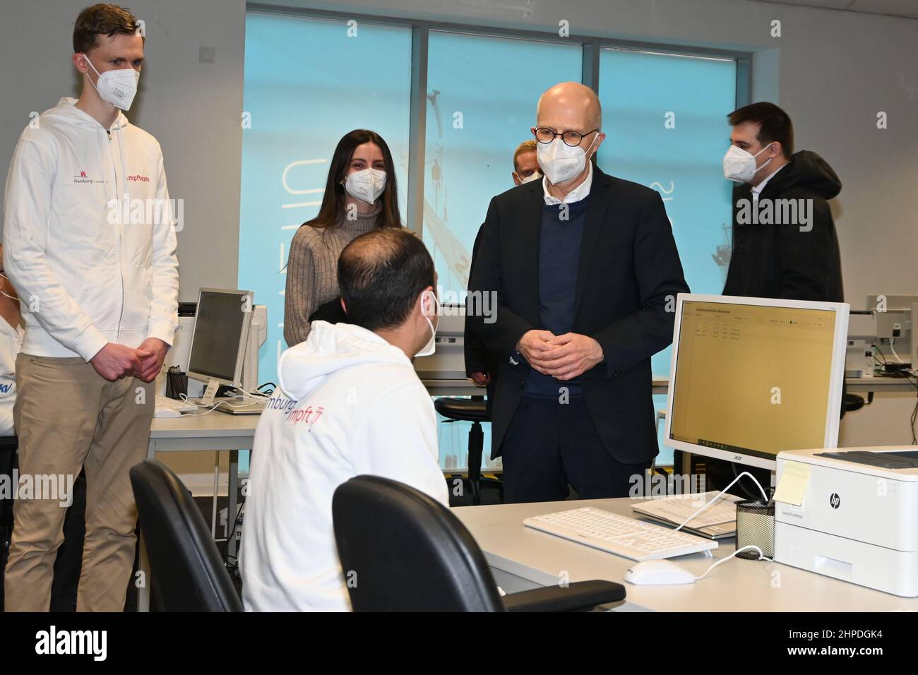 Hamburgs Bürgermeister Dr. Peter Tschentscher besucht Impfzentrum Harburg in den Harburg Arcaden. Mitarbeiter führten den studierten Mediziner durch d Stock Photo