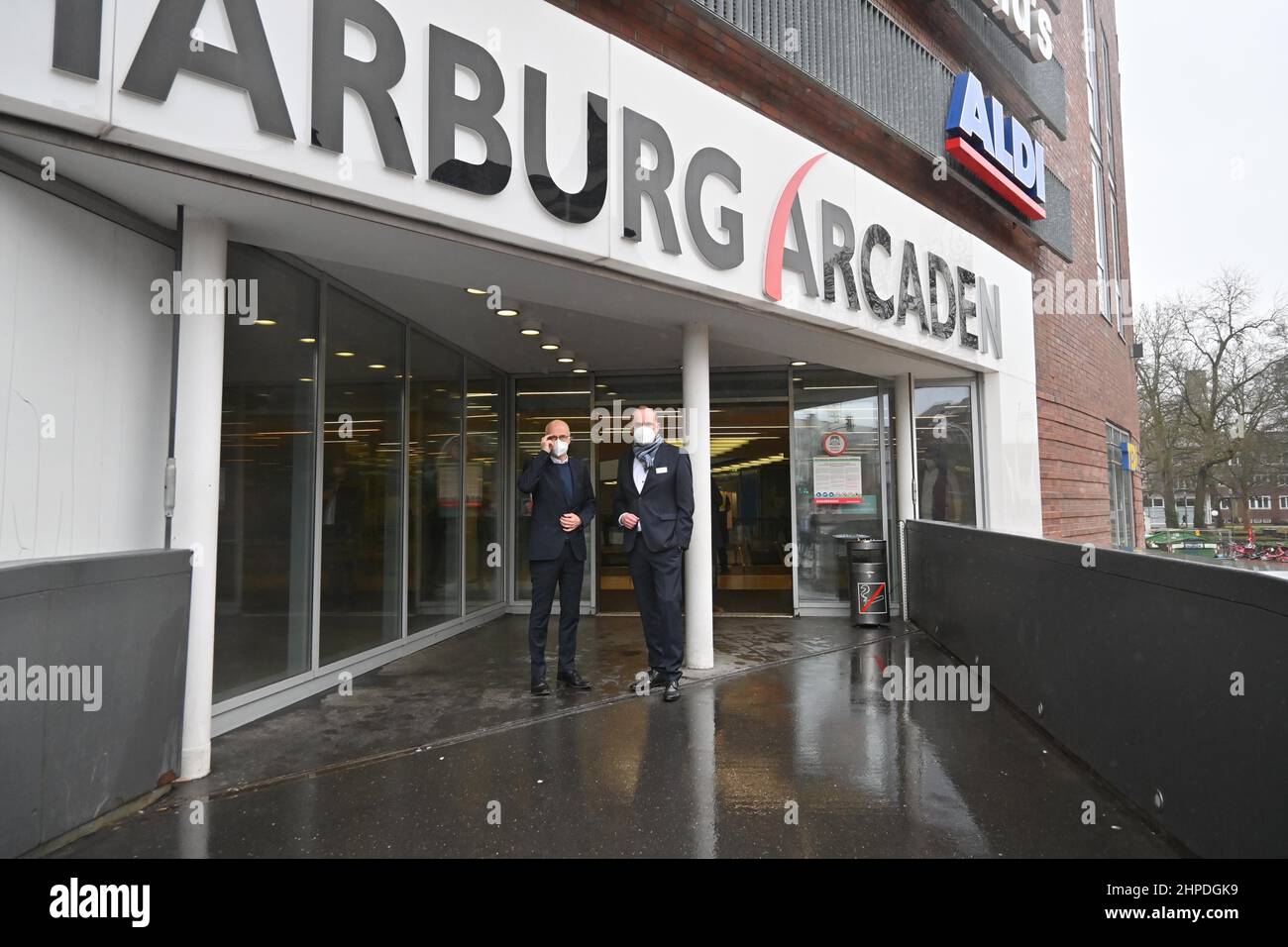 Hamburgs Bürgermeister Dr. Peter Tschentscher besucht Impfzentrum Harburg in den Harburg Arcaden. Mitarbeiter führten den studierten Mediziner durch d Stock Photo