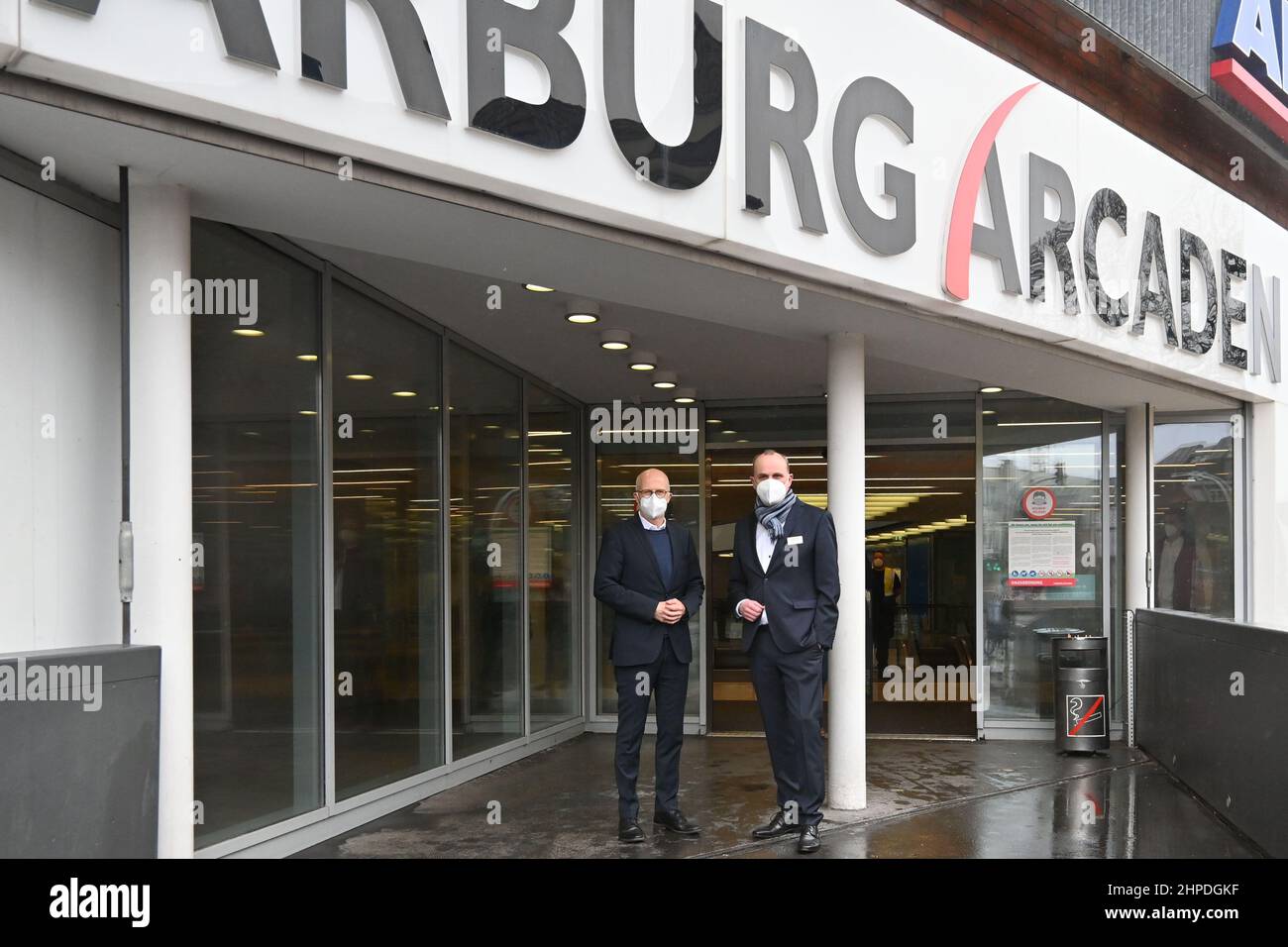 Hamburgs Bürgermeister Dr. Peter Tschentscher besucht Impfzentrum Harburg in den Harburg Arcaden. Mitarbeiter führten den studierten Mediziner durch d Stock Photo