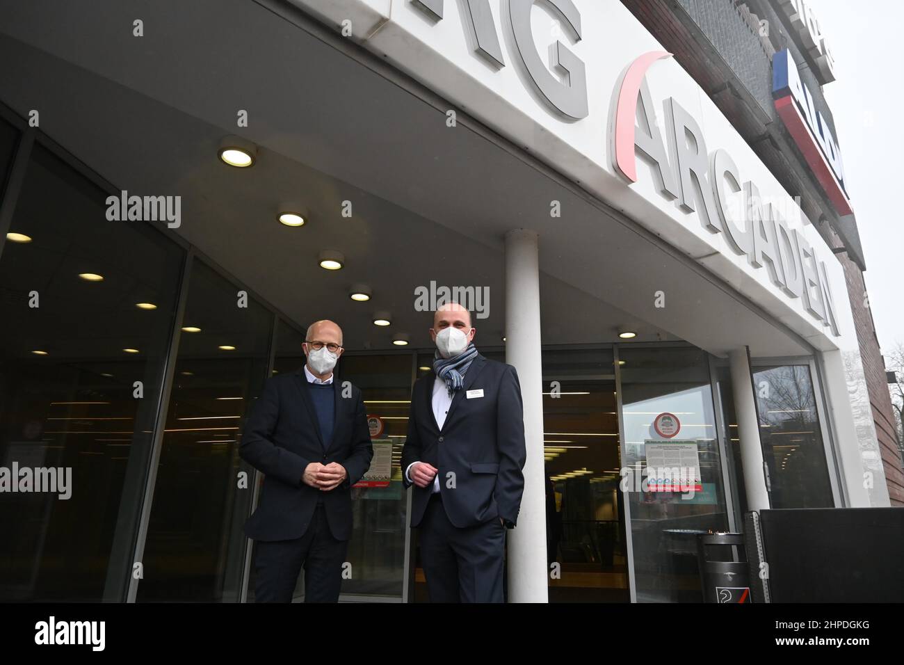 Hamburgs Bürgermeister Dr. Peter Tschentscher besucht Impfzentrum Harburg in den Harburg Arcaden. Mitarbeiter führten den studierten Mediziner durch d Stock Photo