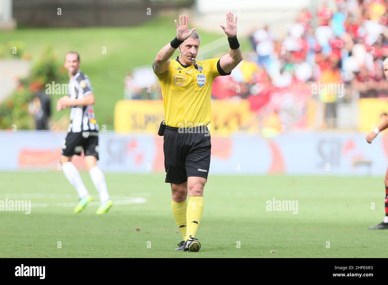 Cuiaba, Brazil. 21st Feb, 2022. MT - Cuiaba - 02/20/2022 - SUPERCOPA DO BRASIL 2022, ATLETICO-MG X FLAMENGO - Referee Daronco during a match between Atletico-MG and Flamengo at the Arena Pantanal stadium for the SuperCopa do Brasil 2022 championship. Photo: Gil Gomes/AGIF/Sipa USA Credit: Sipa USA/Alamy Live News Stock Photo