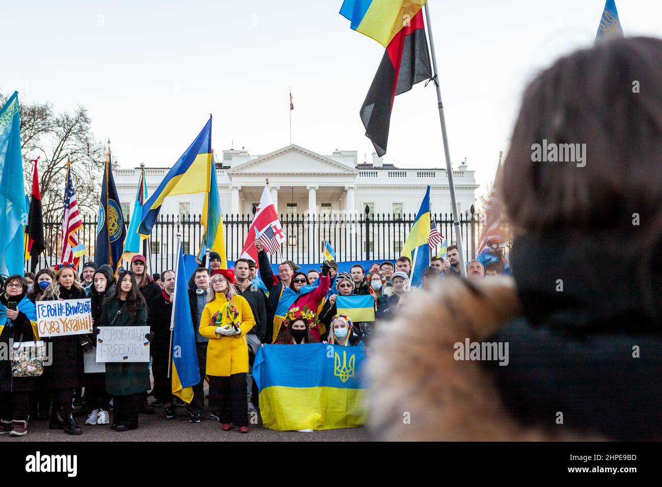 Washington, DC, USA, 20 February, 2022.  Pictured: Protesters rally in front of the White House during a solidarity event for Ukraine.  Thousands attended the event in support of Ukrainian independence, sovereignty, and territorial integrity as Russian President Vladimir Putin threatens invasion with troops mobilized at the border between the two countries.  The event was sponsored by Razom, a Ukrainian advocacy organization, and included a vigil for the Heavenly Hundred / Nebesna Sotnia (those killed during the 2014 Revolution of Dignity).  Credit: Allison Bailey / Alamy Live News Stock Photo