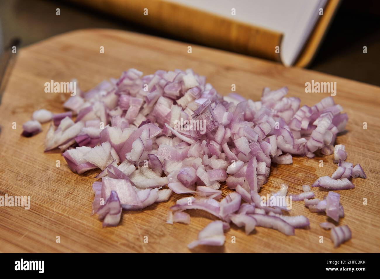 Person cutting slices red onion hi-res stock photography and images - Alamy