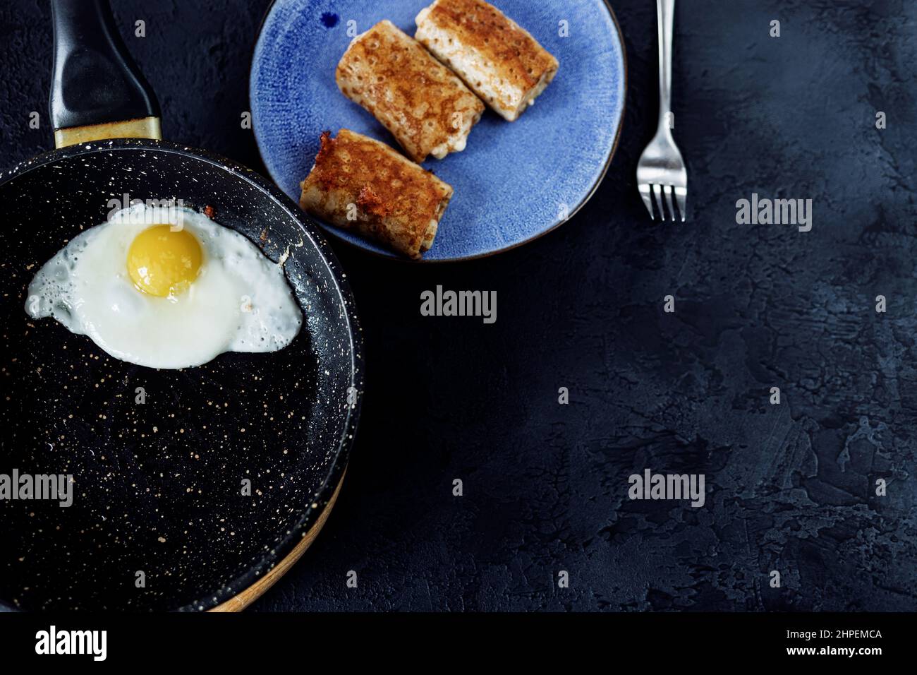 Single egg frying pan hi-res stock photography and images - Page 2 - Alamy