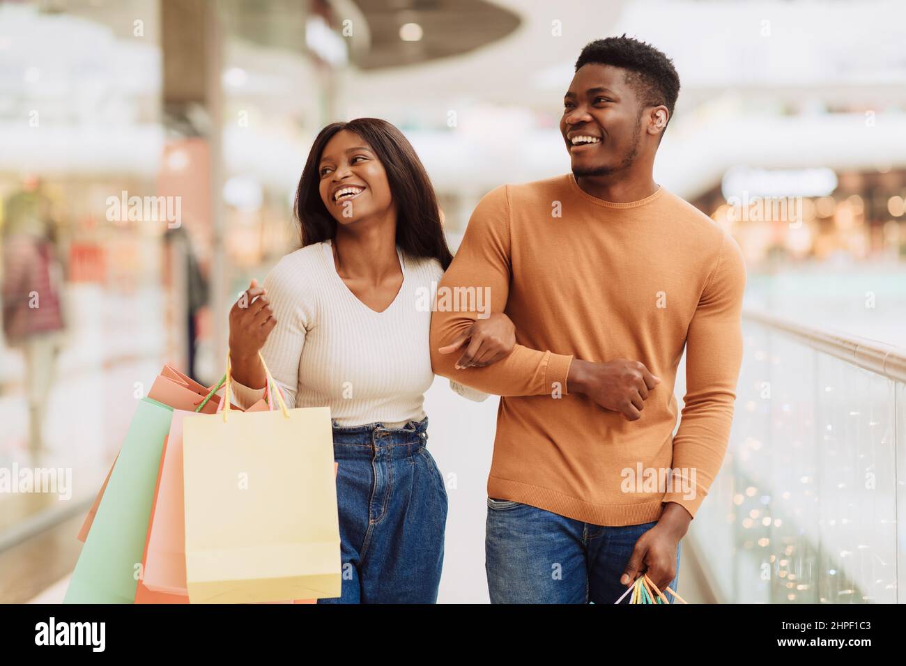 Black couple date walking hi-res stock photography and images - Alamy