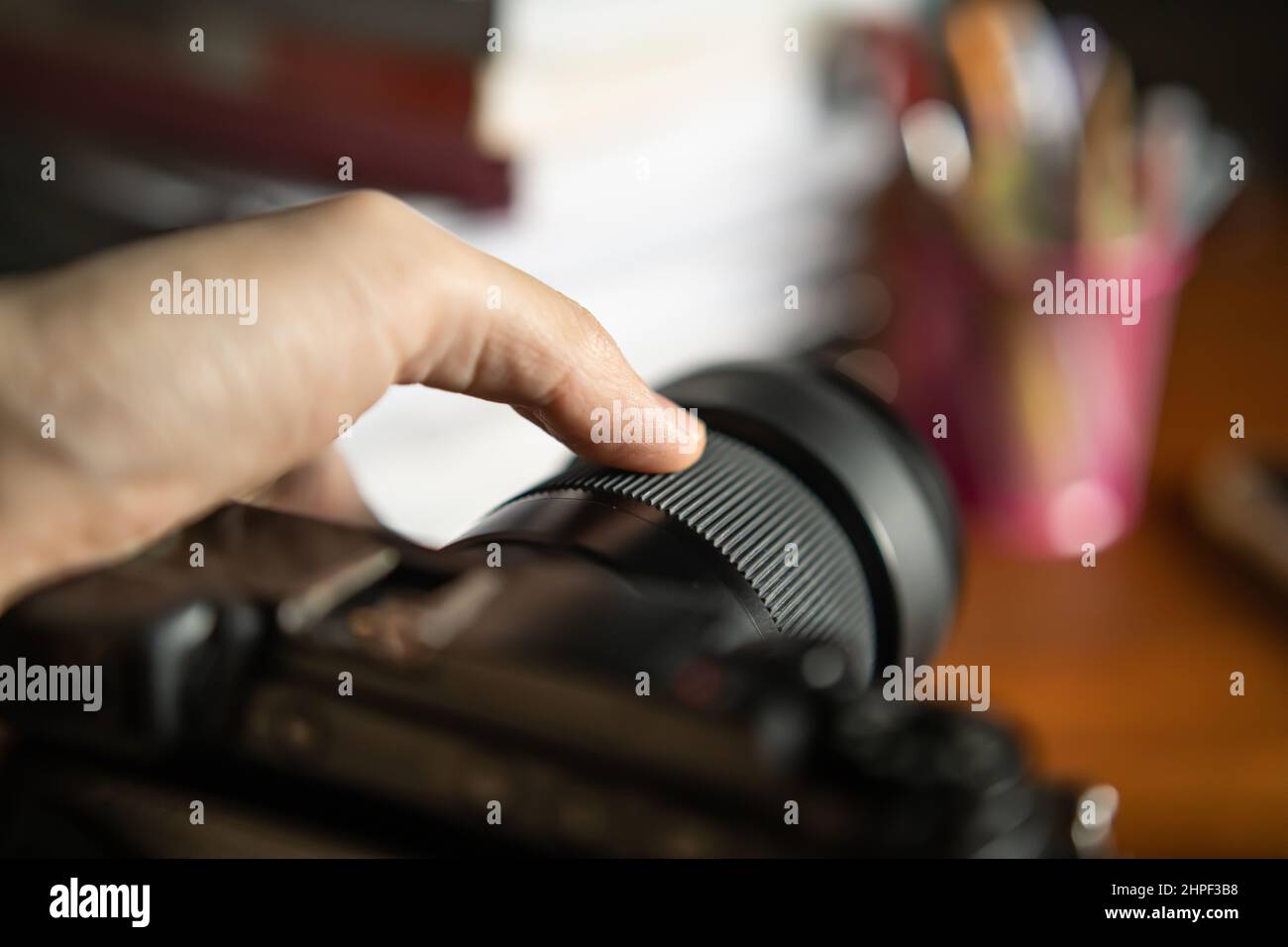 Manual focusing the camera lens Stock Photo Alamy