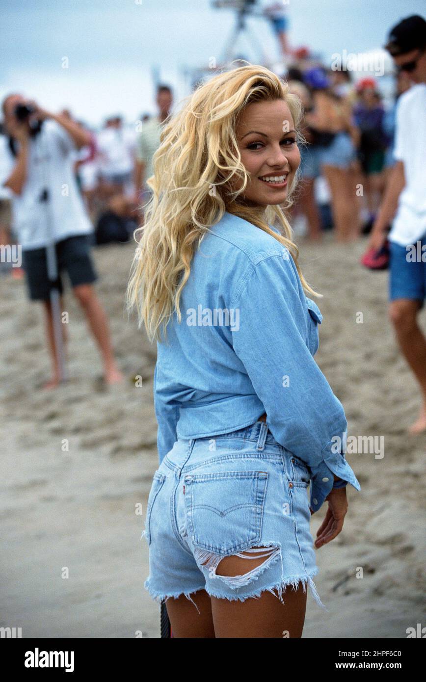PAMELA ANDERSON in BAYWATCH (1989), directed by GUS TRIKONIS, RICK JACOBSON and DOUGLAS SCHWARTZ. Credit: THE BAYWATCH COMPANY / Album Stock Photo