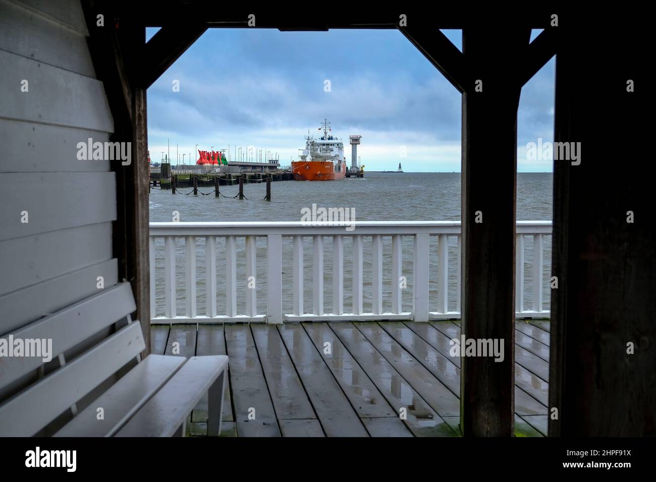 11.02.2022, Cuxhaven, Niedersachsen, Deutschland - Blick von der Aussichtsplattform auf dem alten Pier mit dem Namen Alte Liebe im Hafen von Cuxhaven Stock Photo