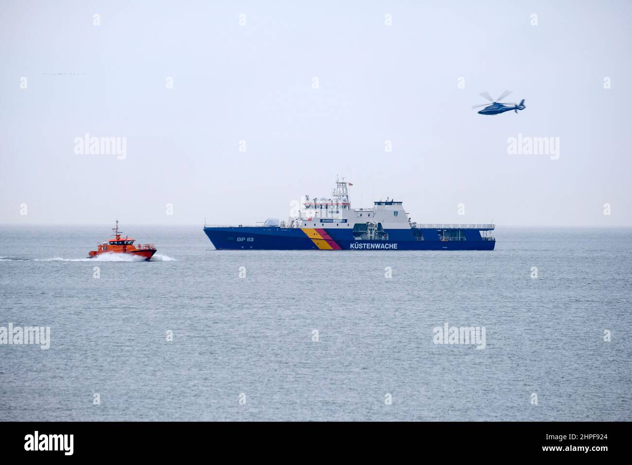 10.02.2022, Cuxhaven, Niedersachsen, Deutschland  - Ein Schiff der Kuestenwache patrouilliert in der Elbemuendung bei Cuxhaven an einem Wintertag im F Stock Photo