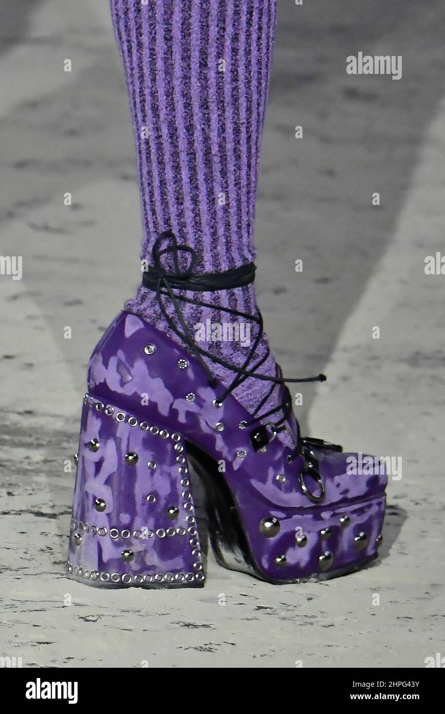 Details, accessories, handbags and shoes on the runway at the