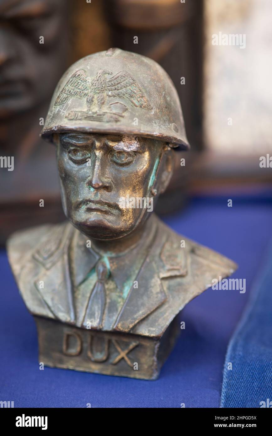 Benito mussolini statue hi-res stock photography and images - Alamy