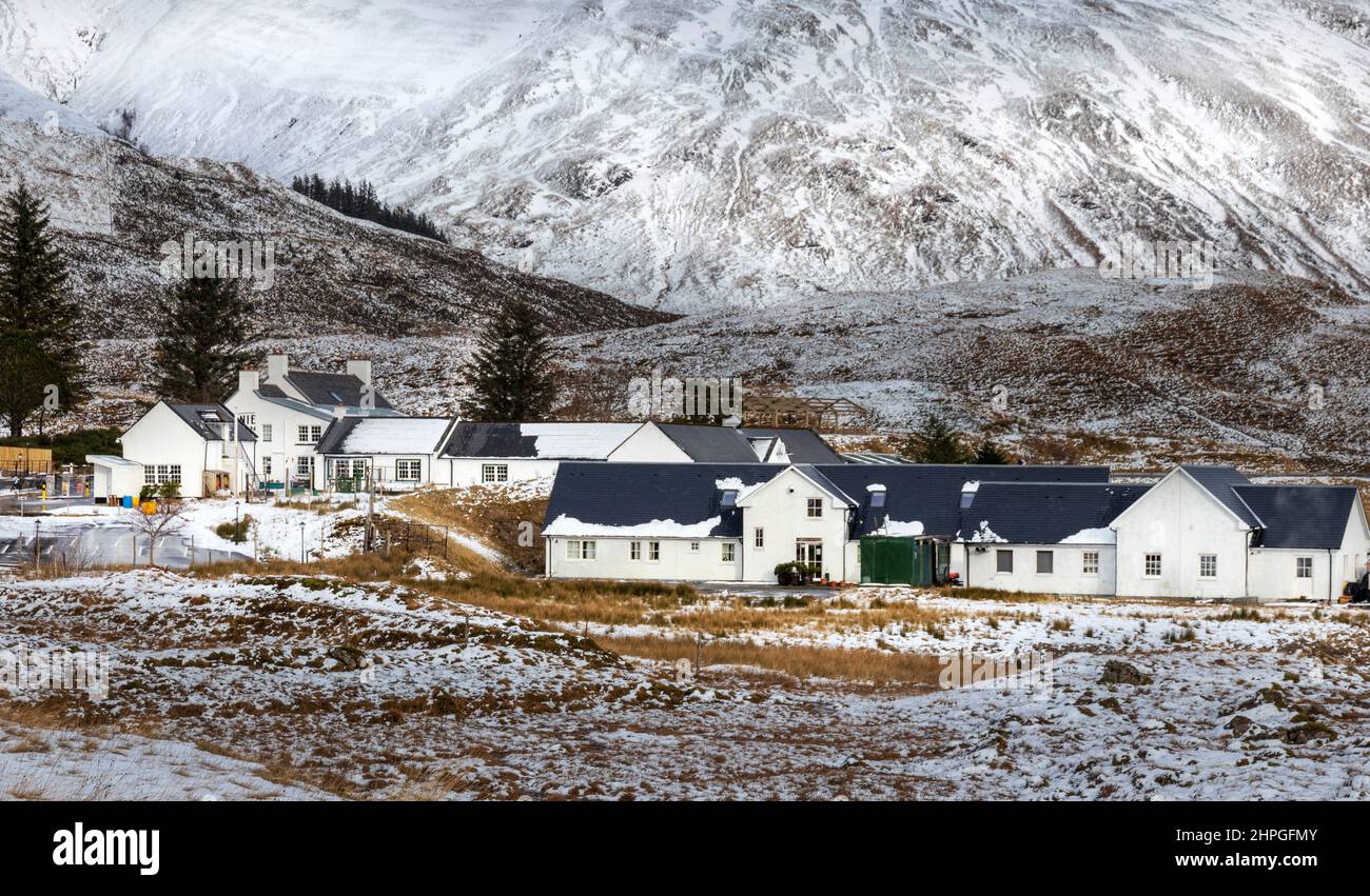 CLUANIE INN KINTAIL SCOTLAND WINTER SNOW SURROUNDS THE HOTEL Stock ...