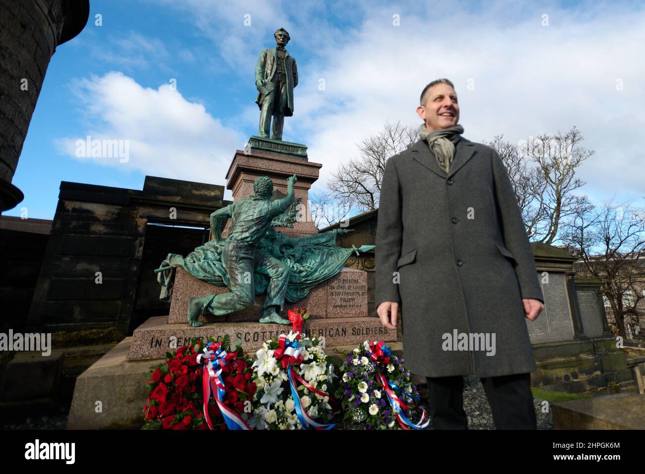 Edinburgh Scotland, UK February 21 2022. Initiated by the White House Historical Association on US Presidents’ Day 2022, US Consul General Jack Hillmeyer alongside Cabinet Secretary for the Constitution, External Affairs and Culture, Angus Robertson MSP and City of Edinburgh’s Culture and Communities Vice Convener, Councillor, Amy McNeese- Mechan lay wreaths at the foot of the Abraham Lincoln statue and war memorial at the Old Calton Cemetery. credit sst/alamy live news Stock Photo