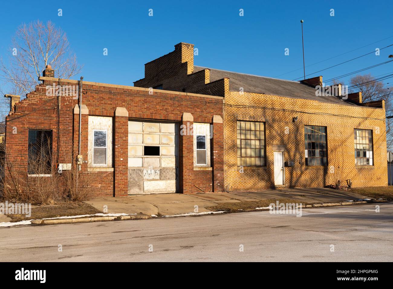 Abandoned industrial building in Midwest town Stock Photo - Alamy