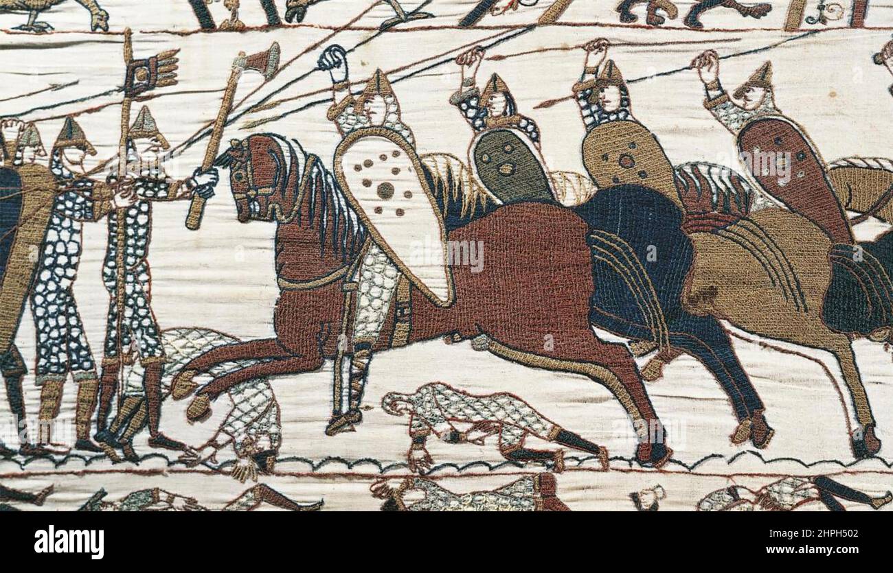 BAYEUX TAPESTRY Mounted Norman cavalry attack King Harold's foot soldiers Stock Photo