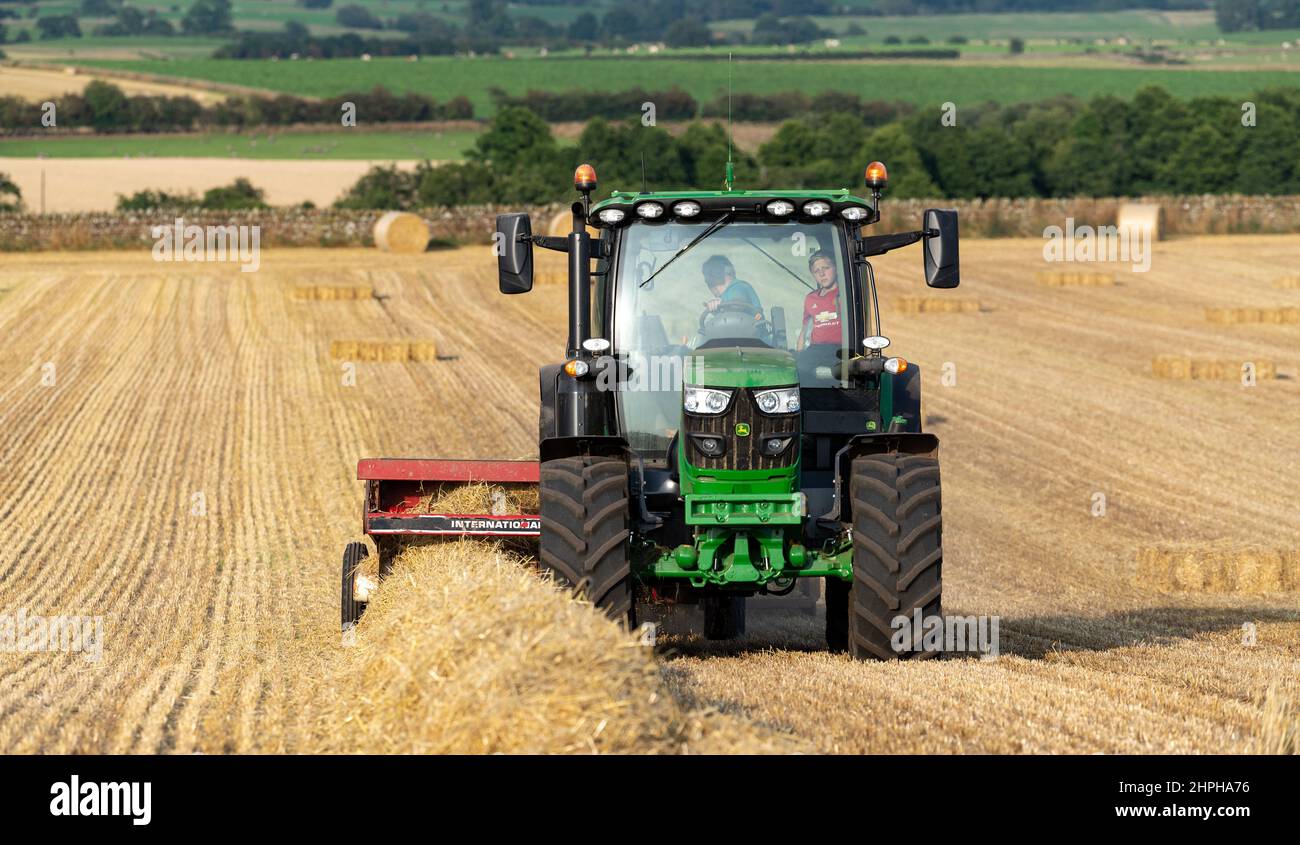 Making bales of straw for animal bedding with a John Deere 6130R