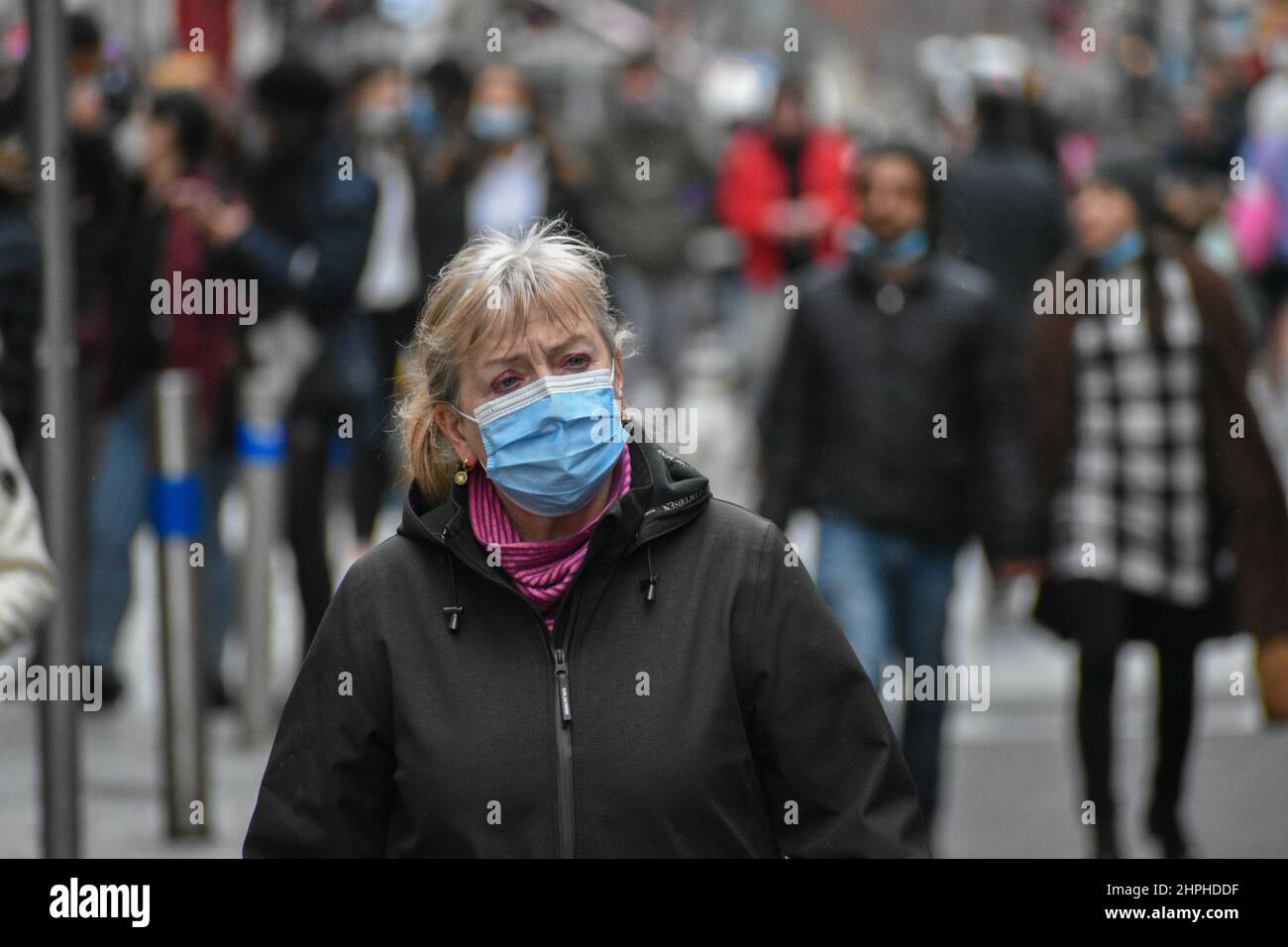 Elderly woman wearing a mask hi-res stock photography and images - Alamy
