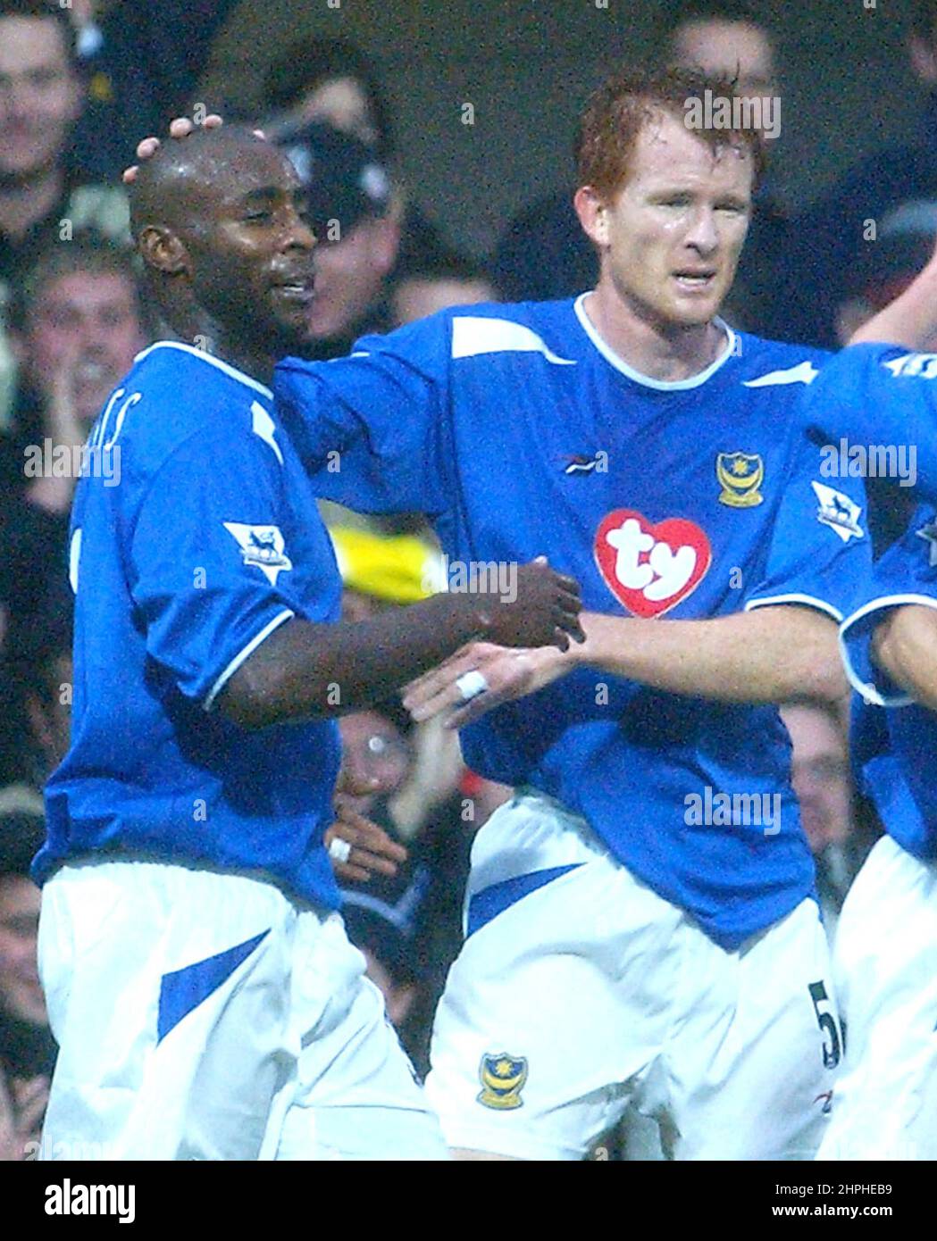 PORTSMOUTH V EVERTON HAYDEN FOXE CONGRATULATES JASON ROBERTS AFTER HIS OPENING GOPAL PIC MIKE WALKER, 2006 Stock Photo