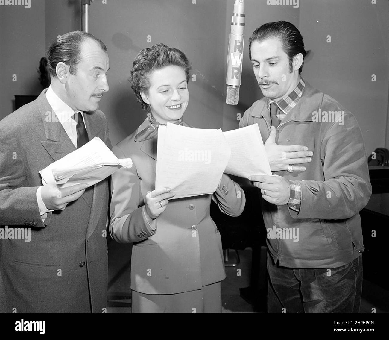 Guido Wieland, Inge Konradi and Hans Putz (from left to right) during recordings for the Singspiel Sissy in the Viennese studio of the broadcaster Rot-Weiss-Rot. ca.  31 December 1954 Stock Photo