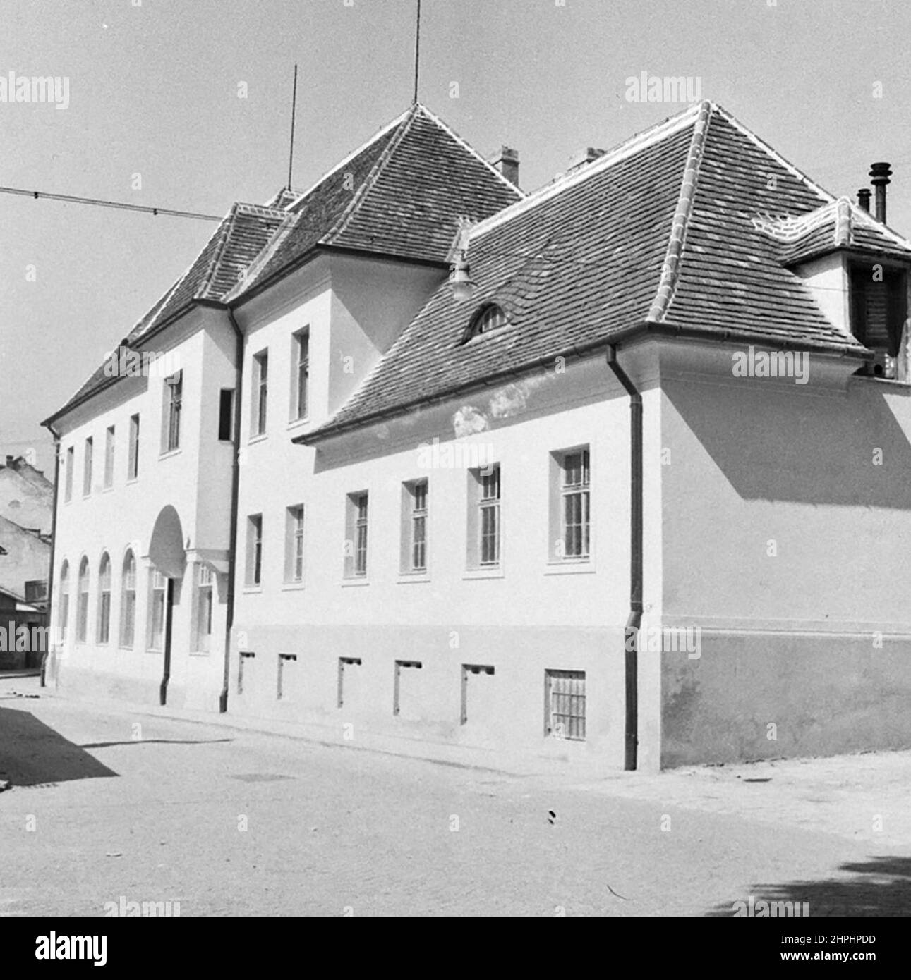 Eisenstadt: Rear view of the former Hotel Weisse Rose, Franz-Liszt-Gasse 1 (from 1955 Schwechaterhof). The building was demolished in the late 1970s to accommodate the construction of the Bundesländerhof (Hotel Burgenland). ca.  1953 Stock Photo