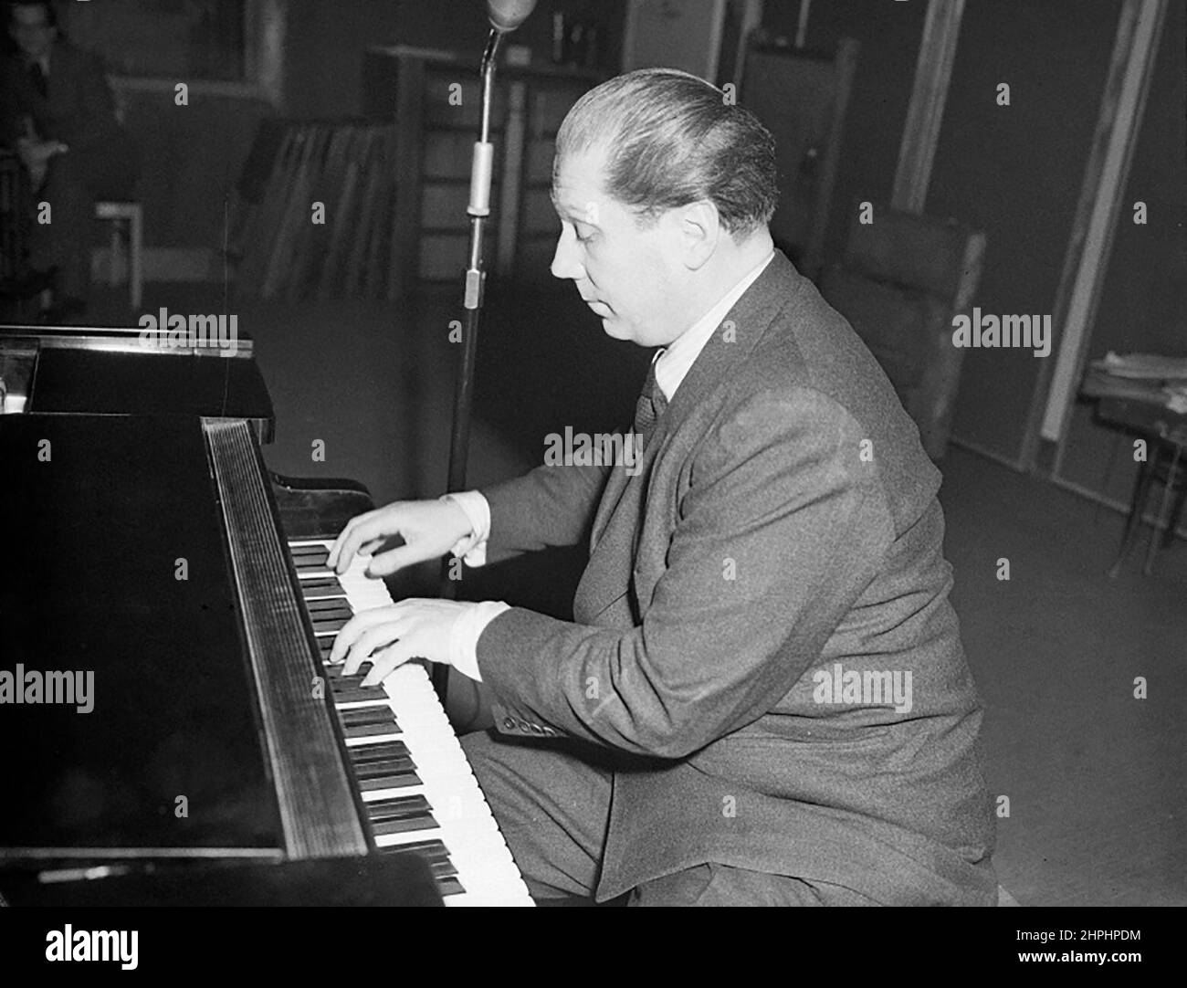 Frank Fox at the piano in the Viennese studio of the radio station Rot-Weiss-Rot ca.  27 February 1948 Stock Photo