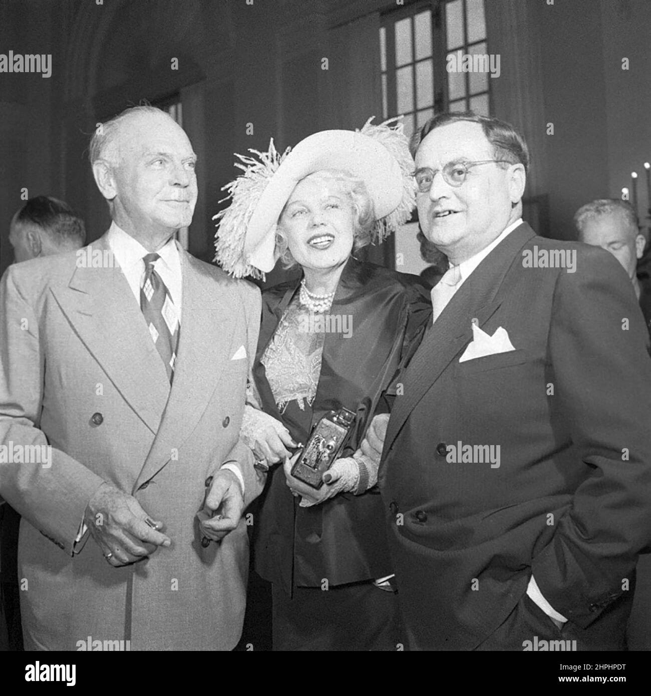 Walter Joseph Donnelly (1896-1970), US High Commissioner in Austria, Maria Jeritza (1887-1982) and Egon Hilbert (1899-1968), at the reception on the occasion of the Salzburg Festival in Kleßheim Palace ca. 11 August 1951 Stock Photo
