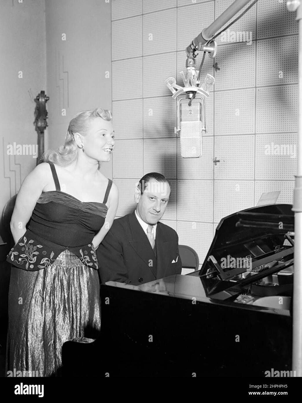 Cissy Kraner and Hugo Wiener in the studio of the station Rot-Weiss-Rot during a recording of the cabaret show Aktualitätlichkeiten. ca.  25 November 1950 Stock Photo